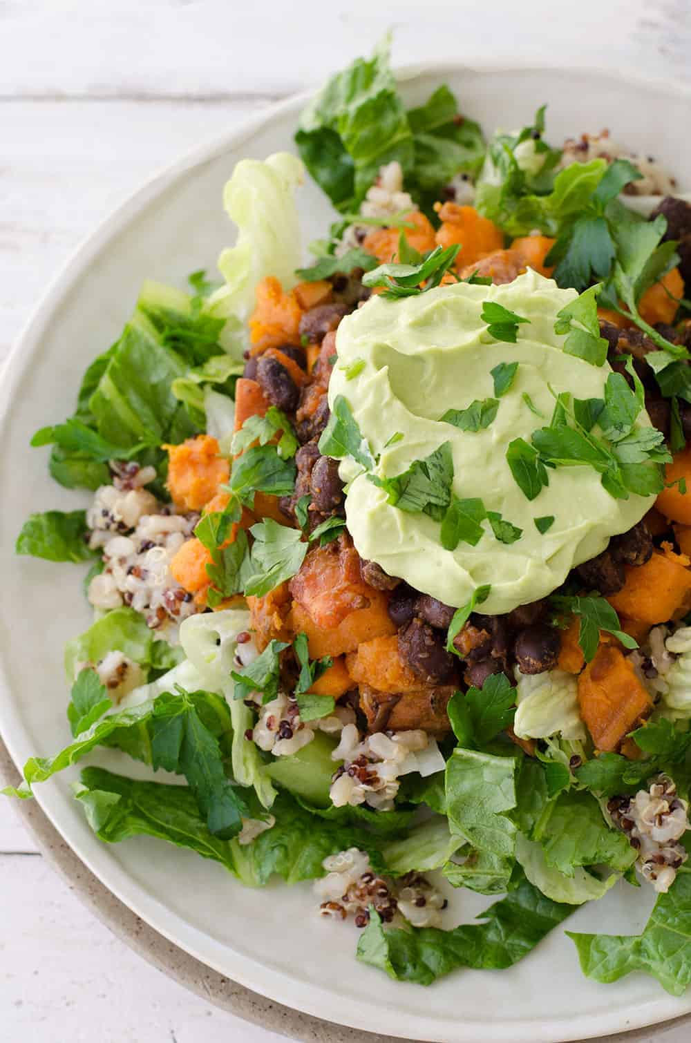 Burrito Bar Mason Jar Salads! Layers Of Avocado Dressing, Roasted Sweet Potato, Quinoa, Black Bean And Crispy Lettuce. Vegan &Amp; Gluten-Free. | Www.delishknowledge.com