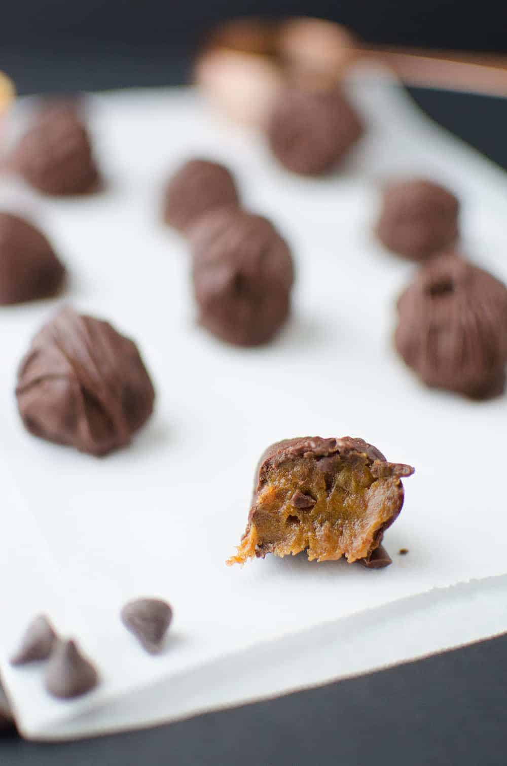 Ginger Chocolate Truffles! Mostly Raw, Vegan Ginger-Orange Caramels Dipped In Chocolate! So Easy And Delicious! Makes A Great #Diy #Christmas Gift Idea! 