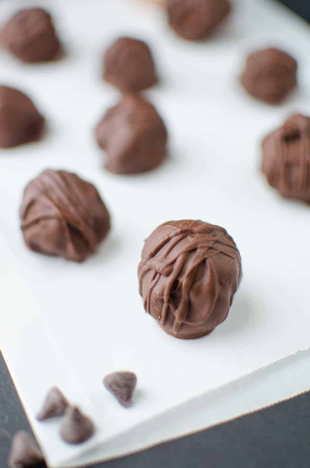 Ginger Chocolate Truffles! Mostly Raw, Vegan Ginger-Orange Caramels Dipped In Chocolate! So Easy And Delicious! Makes A Great #Diy #Christmas Gift Idea! 