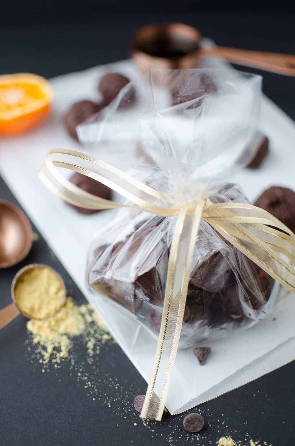 Ginger Chocolate Truffles! Mostly Raw, Vegan Ginger-Orange Caramels Dipped In Chocolate! So Easy And Delicious! Makes A Great #Diy #Christmas Gift Idea! 