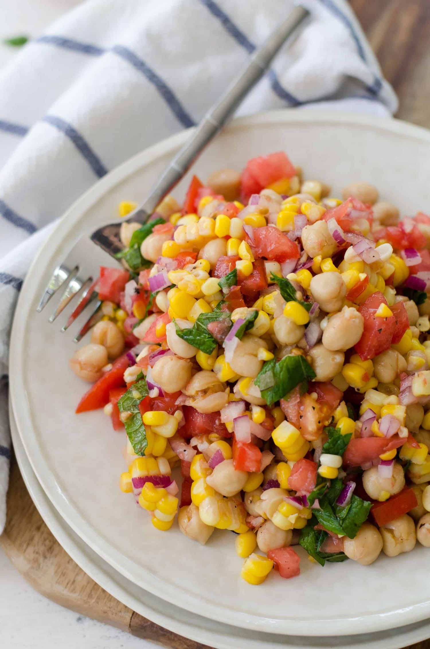 Corn, Tomato And Mint Salad! This Gluten-Free, Vegan Side Dish Is Perfect For Summer! Juicy Tomatoes, Fresh Corn, Onion, Chickpeas And A Lemon Mint Dressing. High-Fiber And Full Of Protein! | Www.delishknowledge.com