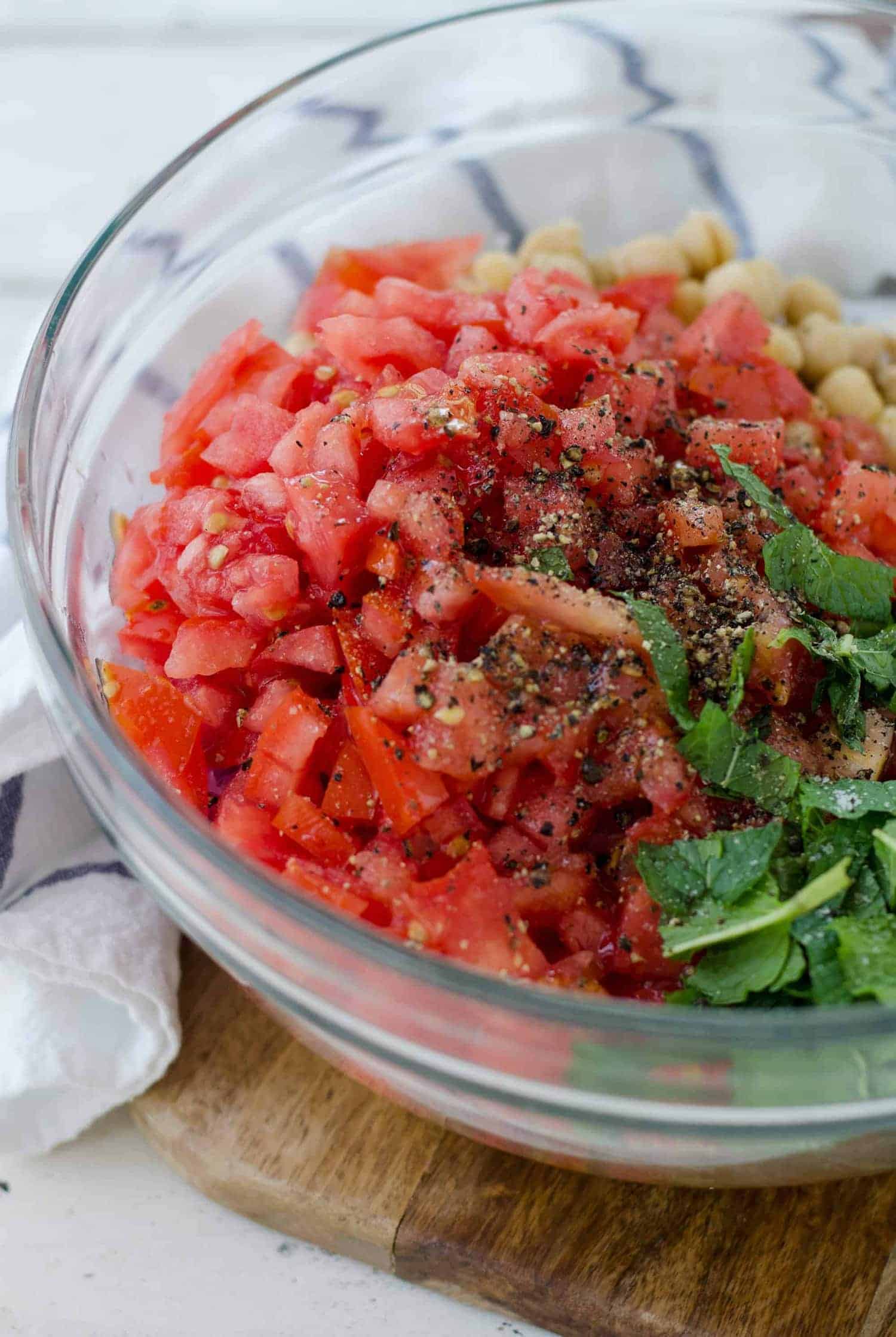 Corn, Tomato And Mint Salad! This Gluten-Free, Vegan Side Dish Is Perfect For Summer! Juicy Tomatoes, Fresh Corn, Onion, Chickpeas And A Lemon Mint Dressing. High-Fiber And Full Of Protein! | Www.delishknowledge.com