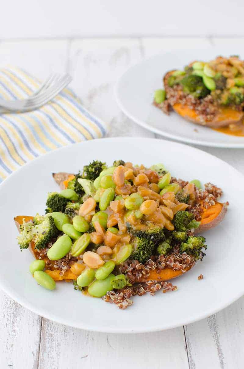 Curry Stuffed Sweet Potatoes! Such A Healthy And Delicious Meal! Baked Sweet Potatoes Topped With Quinoa, Broccoli, And Edamame. Topped With A Red Curry Peanut Sauce. 