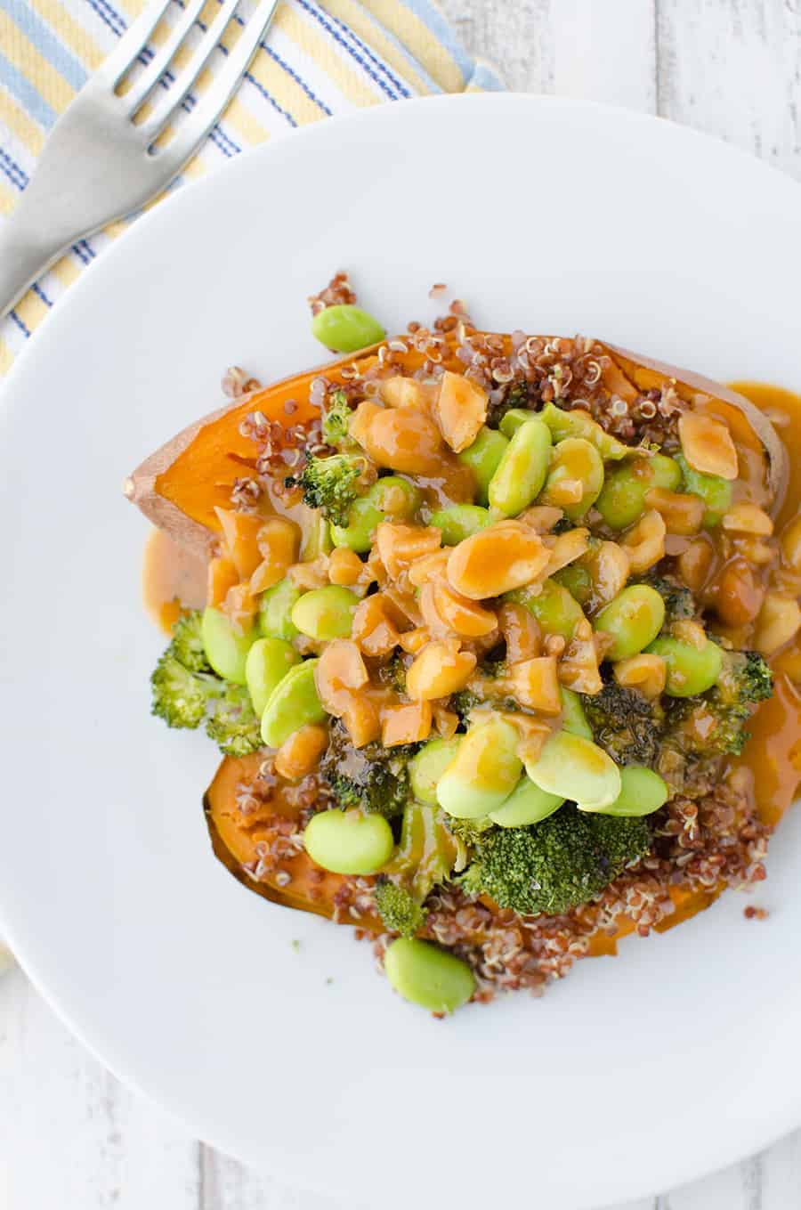 Curry Stuffed Sweet Potatoes! Such A Healthy And Delicious Meal! Baked Sweet Potatoes Topped With Quinoa, Broccoli, And Edamame. Topped With A Red Curry Peanut Sauce. 