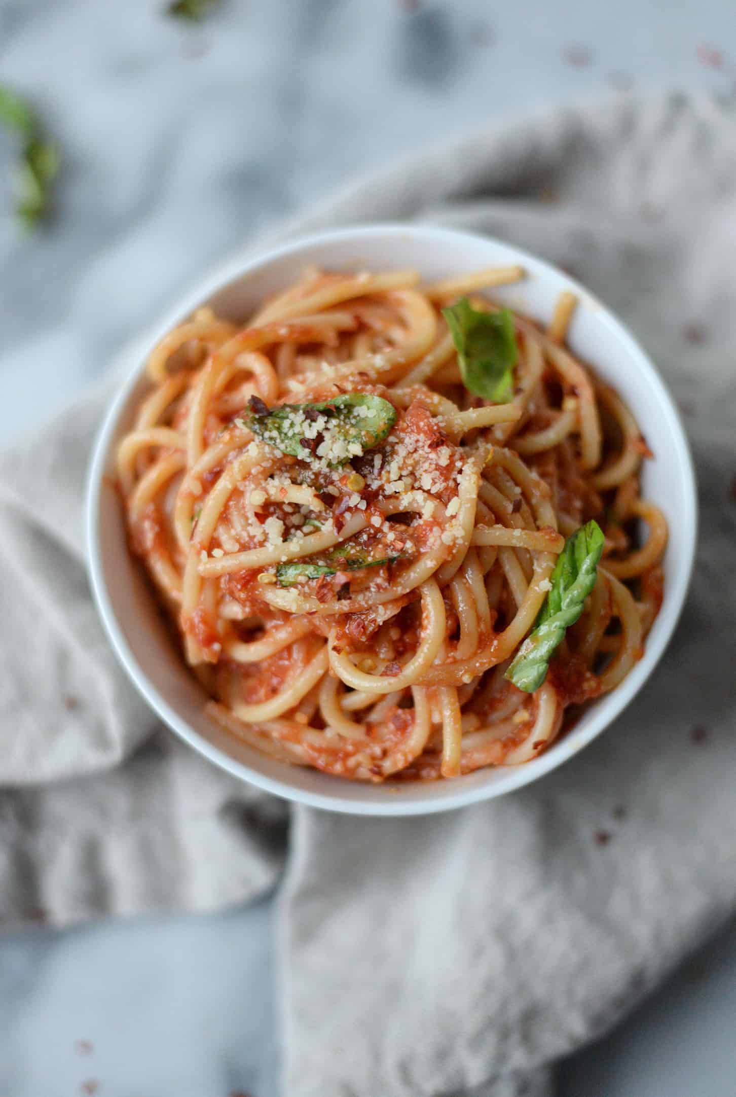 Fresh Tomato Sauce With Spaghetti! This Cheaters Pomodoro Is The Only Recipe You Need For Summer Tomatoes! A Trick For Perfect Tomato Sauce Without Any Fancy Tools. Ready In Just 20 Minutes! Vegan And Vegetarian. | Www.delishknowledge.com