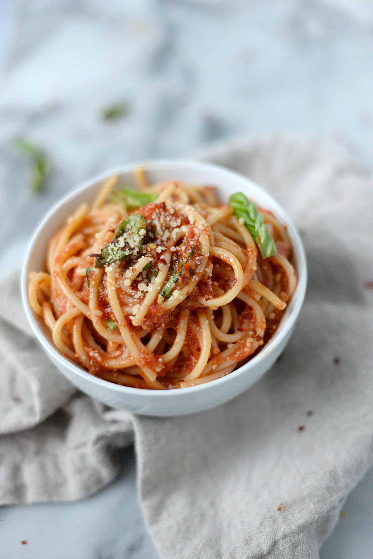 Fresh Tomato Sauce With Spaghetti! This Cheaters Pomodoro Is The Only Recipe You Need For Summer Tomatoes! A Trick For Perfect Tomato Sauce Without Any Fancy Tools. Ready In Just 20 Minutes! Vegan And Vegetarian. | Www.delishknowledge.com