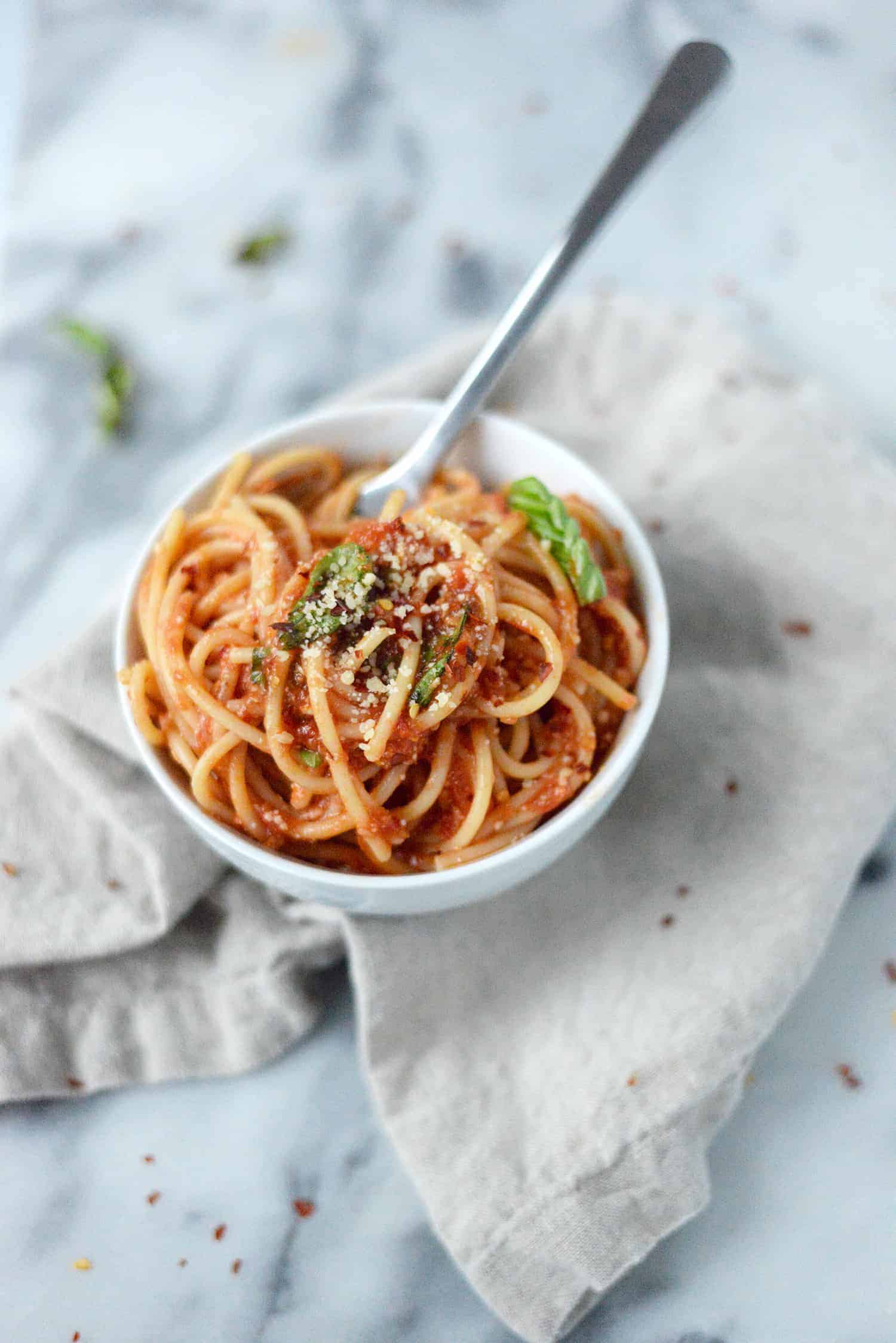 Fresh Tomato Sauce With Spaghetti! This Cheaters Pomodoro Is The Only Recipe You Need For Summer Tomatoes! A Trick For Perfect Tomato Sauce Without Any Fancy Tools. Ready In Just 20 Minutes! Vegan And Vegetarian. | Www.delishknowledge.com