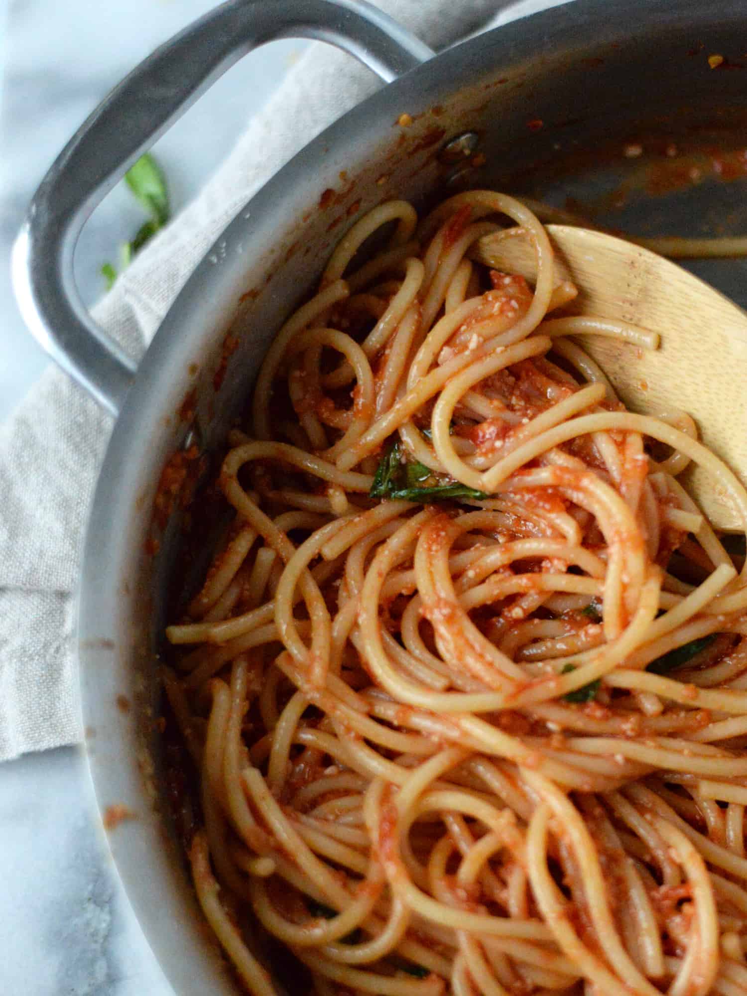 Fresh Tomato Sauce With Spaghetti! This Cheaters Pomodoro Is The Only Recipe You Need For Summer Tomatoes! A Trick For Perfect Tomato Sauce Without Any Fancy Tools. Ready In Just 20 Minutes! Vegan And Vegetarian. | Www.delishknowledge.com