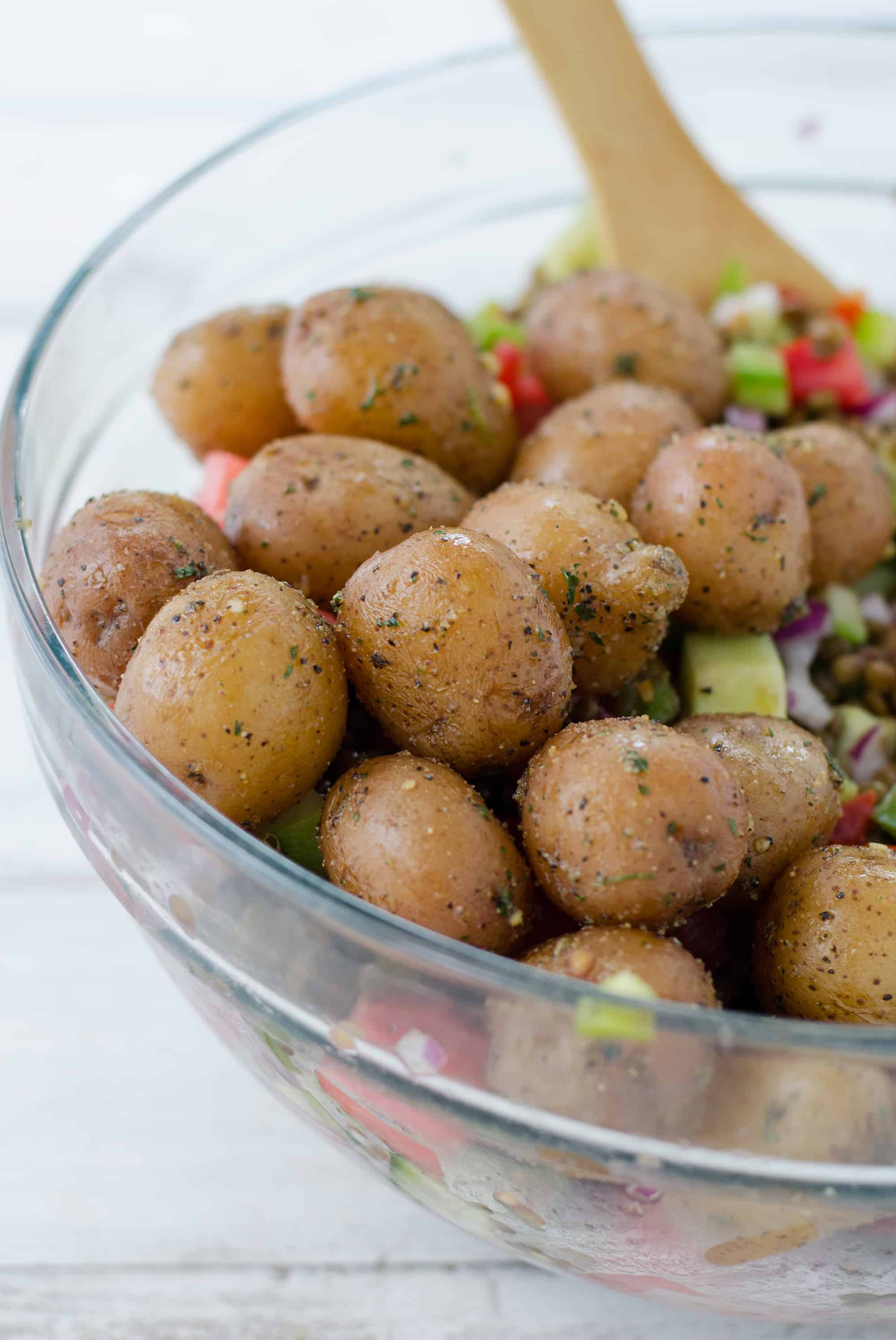 Greek Lentil And Potato Salad! This Side Salad Is Perfect For Summer. Lentils, Herbed Potatoes And Vegetables In A Lemon Dressing. A Must-Try! Vegetarian, Easily Vegan. | Www.delishknowledge.com 