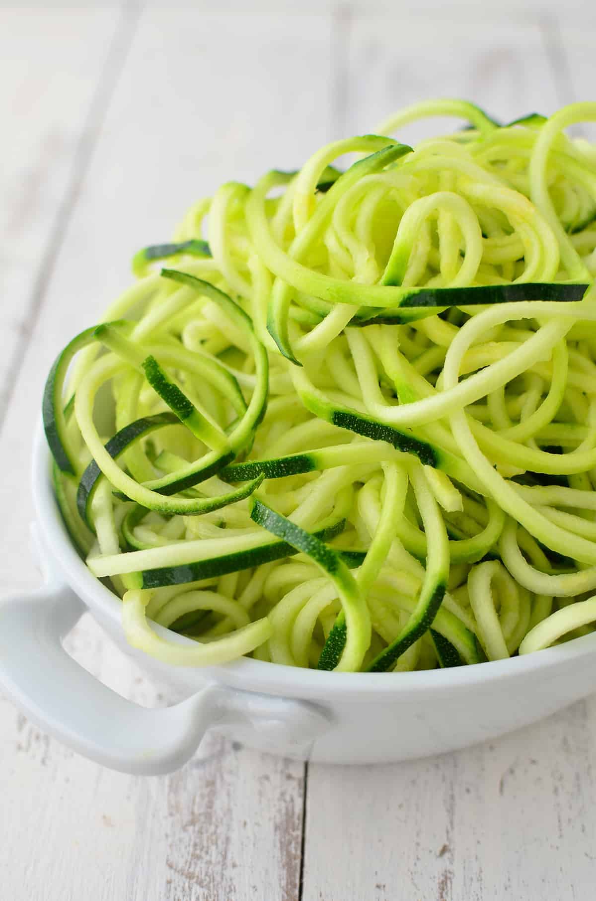 Mediterranean Zucchini Noodles! You Are Going To Love These Easy, Low-Carb Noodles. #Zoodles #Healthy #Vegetarian | Www.delishknowledge.com 