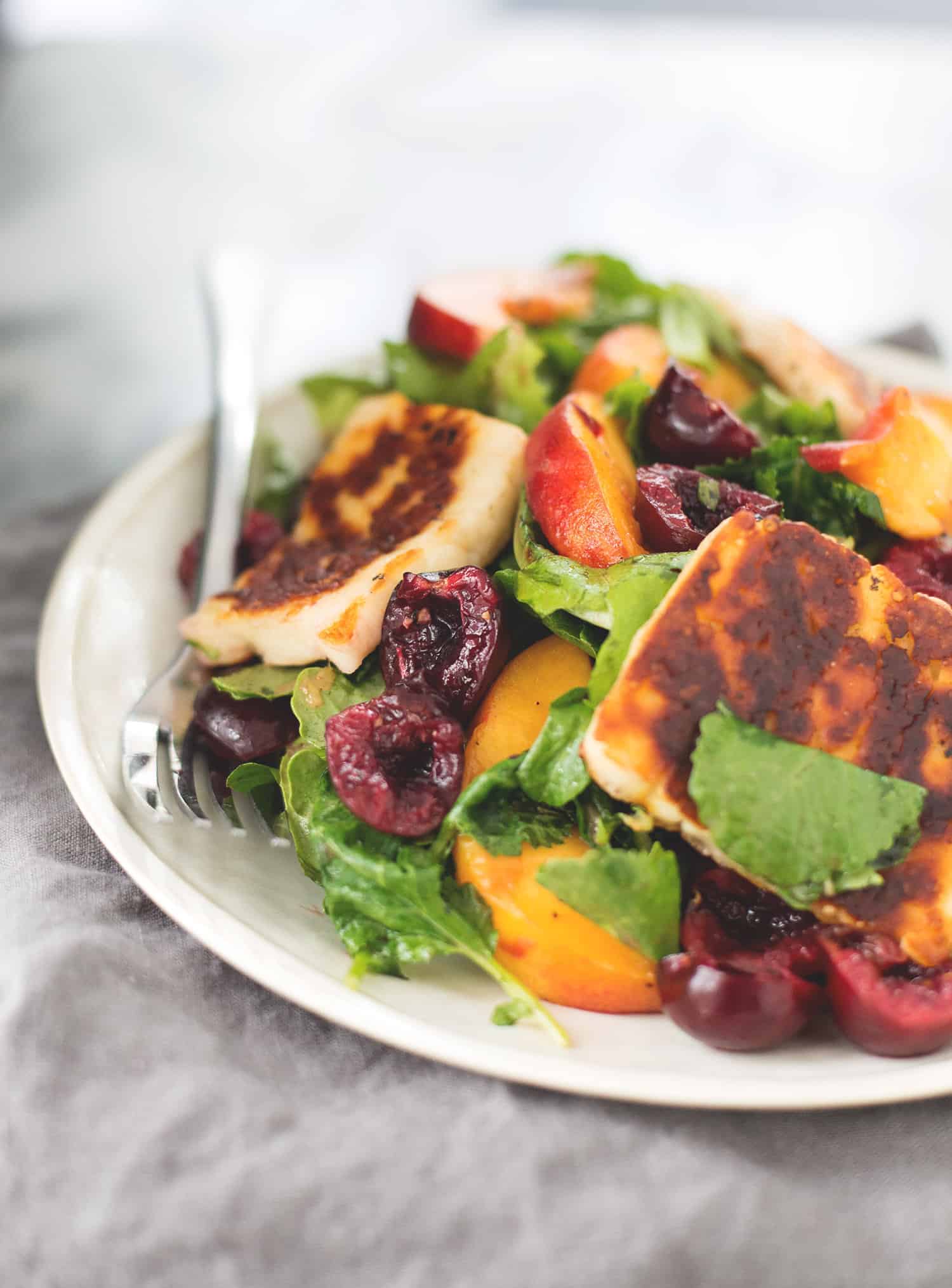 Peach, Cherry And Halloumi Salad! This Vibrant Salad Is Perfect For Summer. Fresh Produce, Grilled Halloumi Cheese, Quinoa, Pecans And A Balsamic Vinegar. Vegetarian & Gluten-Free | Www.delishknowledge.com