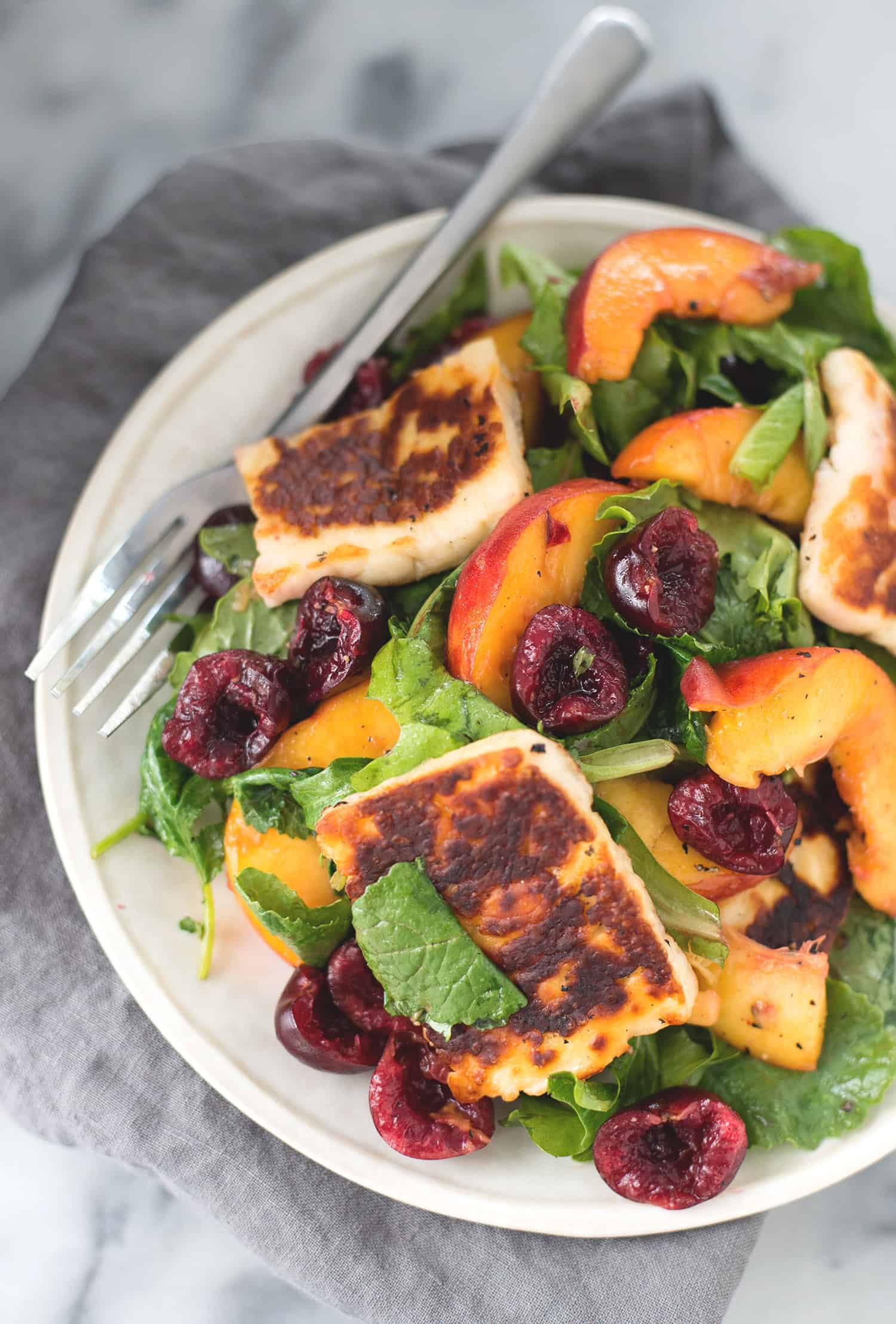 Peach, Cherry And Halloumi Salad! This Vibrant Salad Is Perfect For Summer. Fresh Produce, Grilled Halloumi Cheese, Quinoa, Pecans And A Balsamic Vinegar. Vegetarian & Gluten-Free | Www.delishknowledge.com