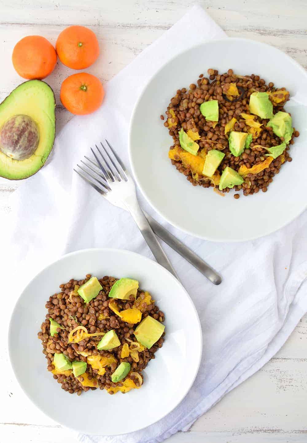 Who says lentils are boring!? Not these! A twist on traditional lentil salad! French lentils cooked in orange juice topped with roasted oranges, shallots and creamy avocado. #vegan and #lglutenfree | www.delishknowledge.com