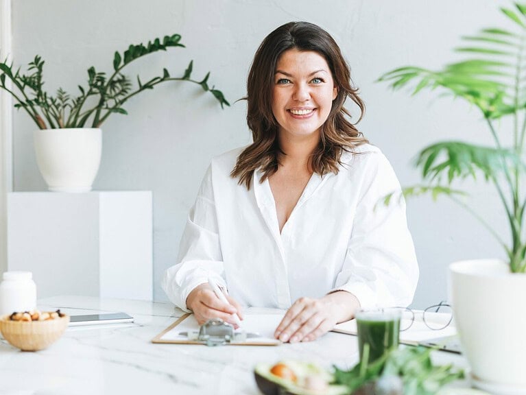 Portrait,Of,Young,Smiling,Brunette,Woman,Doctor,Nutritionist,Plus,Size