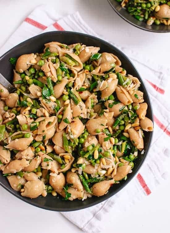 Easter Roundup! 15 healthy, vegetarian recipes perfect for your Easter gathering: brunch, dinner, appetizers and drinks! | www.delishknowledge.com
