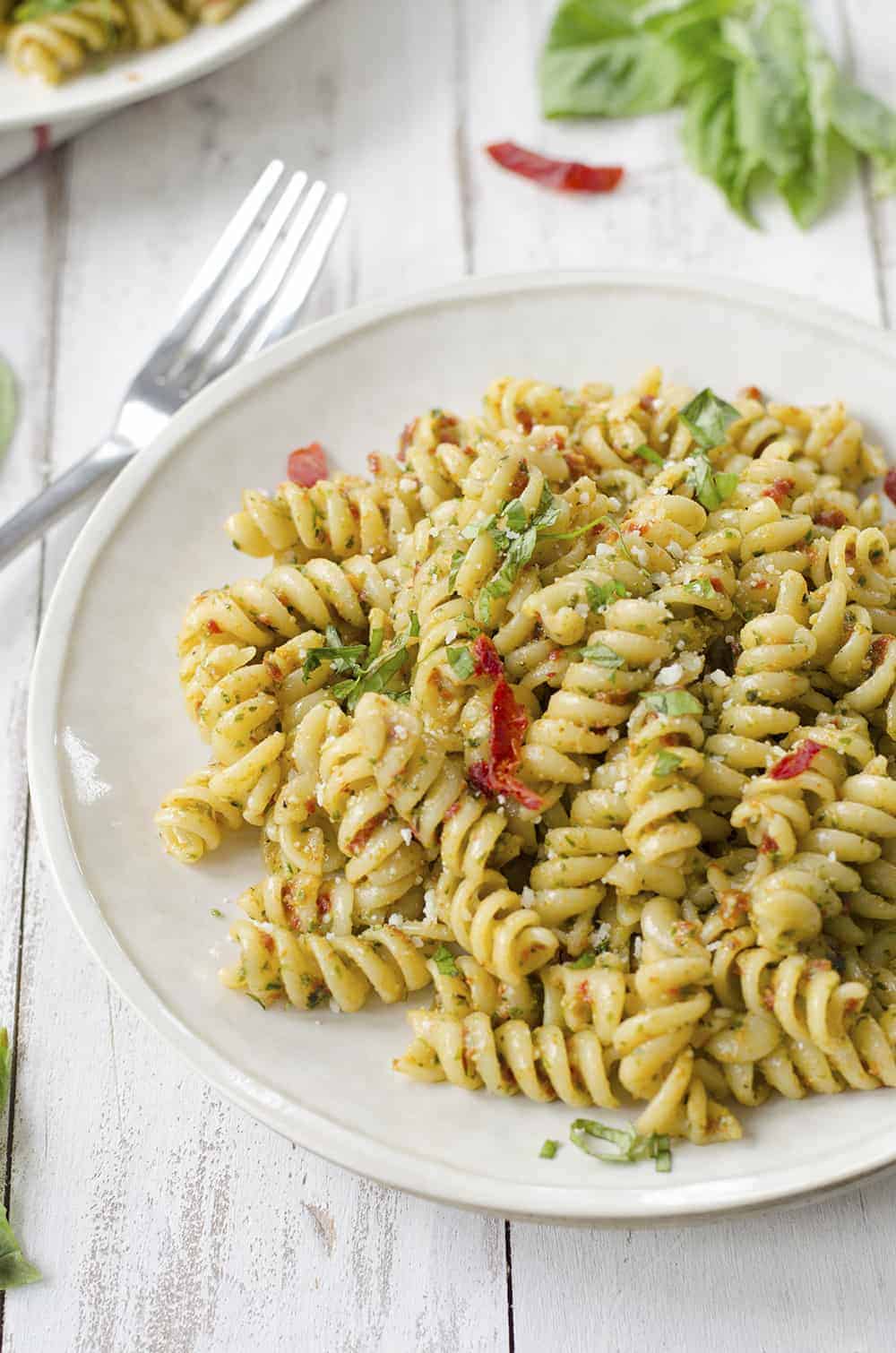 Sun Dried Tomato Pesto Pasta! This 7 Ingredient Dinner Is Ready In Just 20 Minutes, Perfect For Busy Nights! Vegetarian, Easily Vegan. | Www.delishknowledge.com