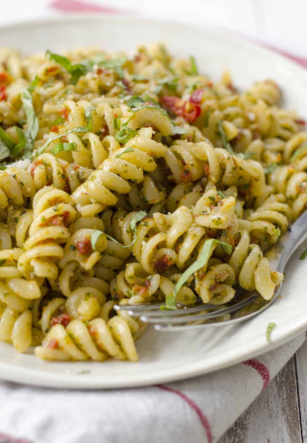 Sun Dried Tomato Pesto Pasta! This 7 Ingredient Dinner Is Ready In Just 20 Minutes, Perfect For Busy Nights! Vegetarian, Easily Vegan. | Www.delishknowledge.com