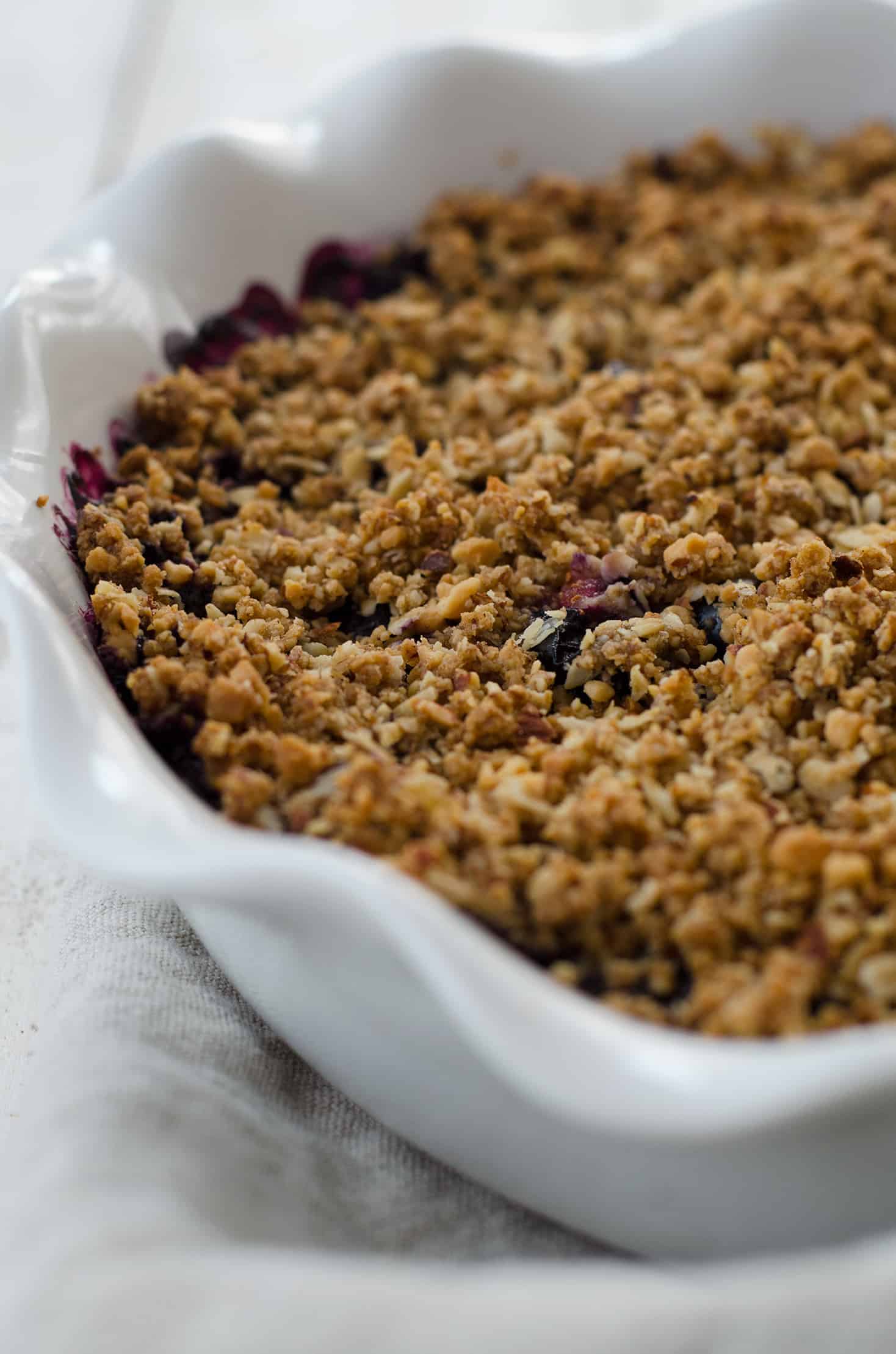 Vegan Blueberry Almond Crisp! Oat And Almond Blueberry Crisp, Perfect For Summer! Easily Gluten-Free. | Www.delishknowledge.com