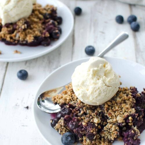 Vegan Blueberry Almond Crisp! Oat And Almond Blueberry Crisp, Perfect For Summer! Easily Gluten-Free. | Www.delishknowledge.com
