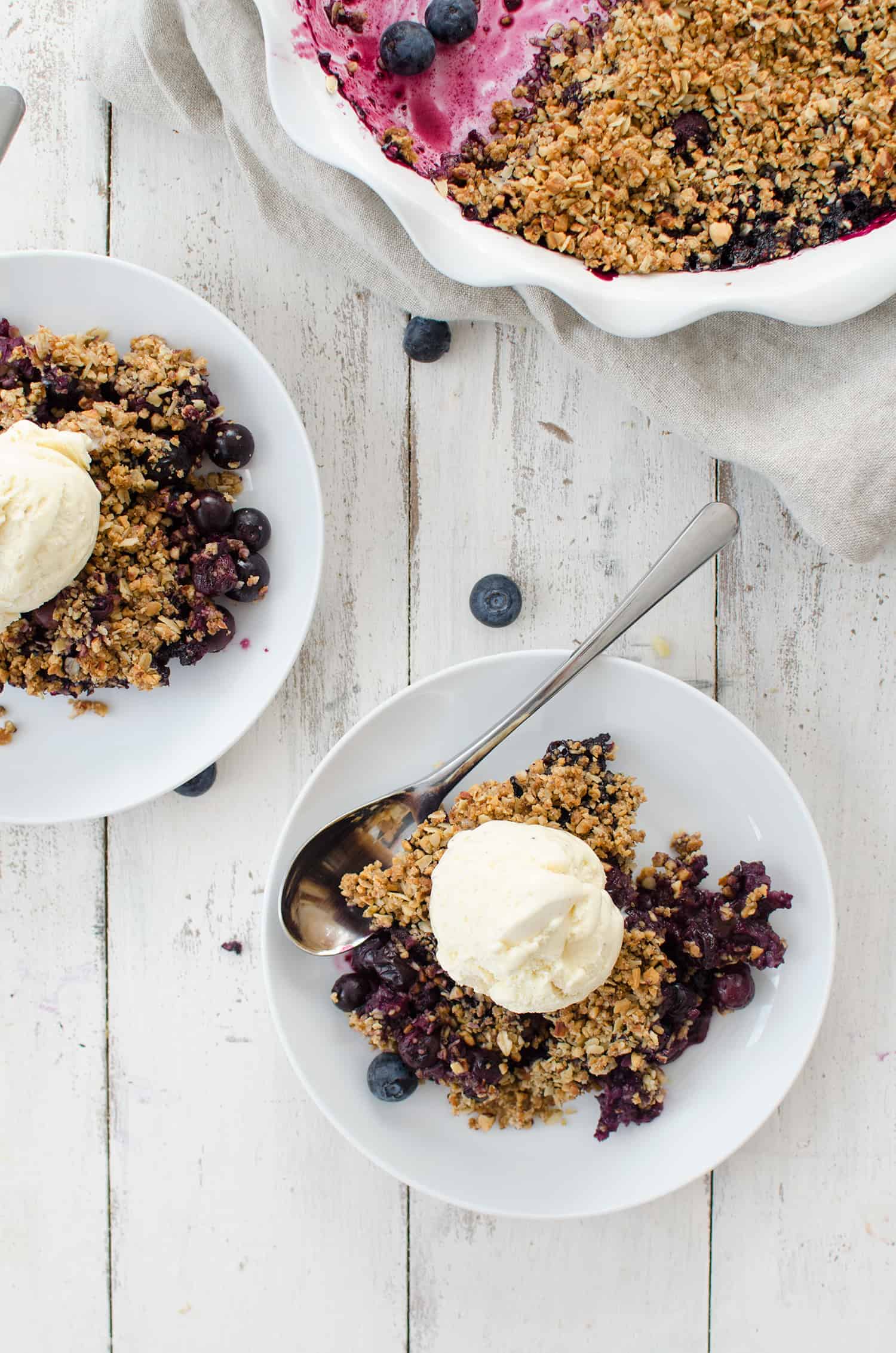 Vegan Blueberry Almond Crisp! Oat and Almond Blueberry crisp, perfect for summer! Easily gluten-free. | www.delishknowledge.com