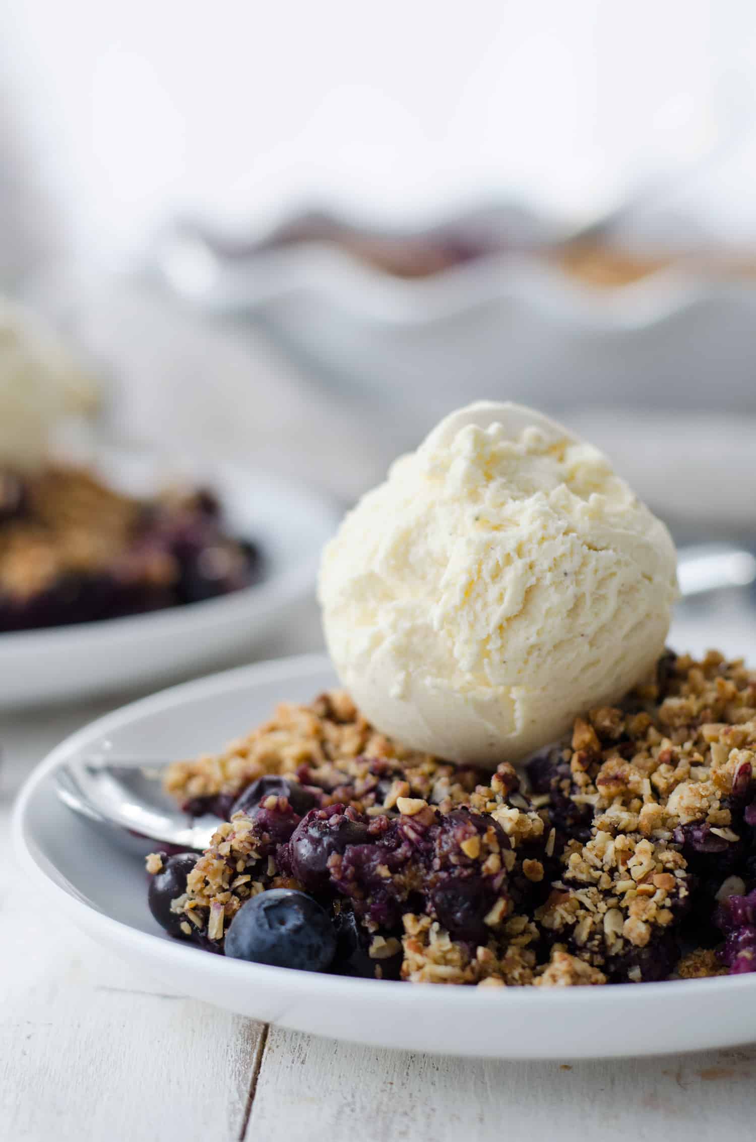 Vegan Blueberry Almond Crisp! Oat And Almond Blueberry Crisp, Perfect For Summer! Easily Gluten-Free. | Www.delishknowledge.com