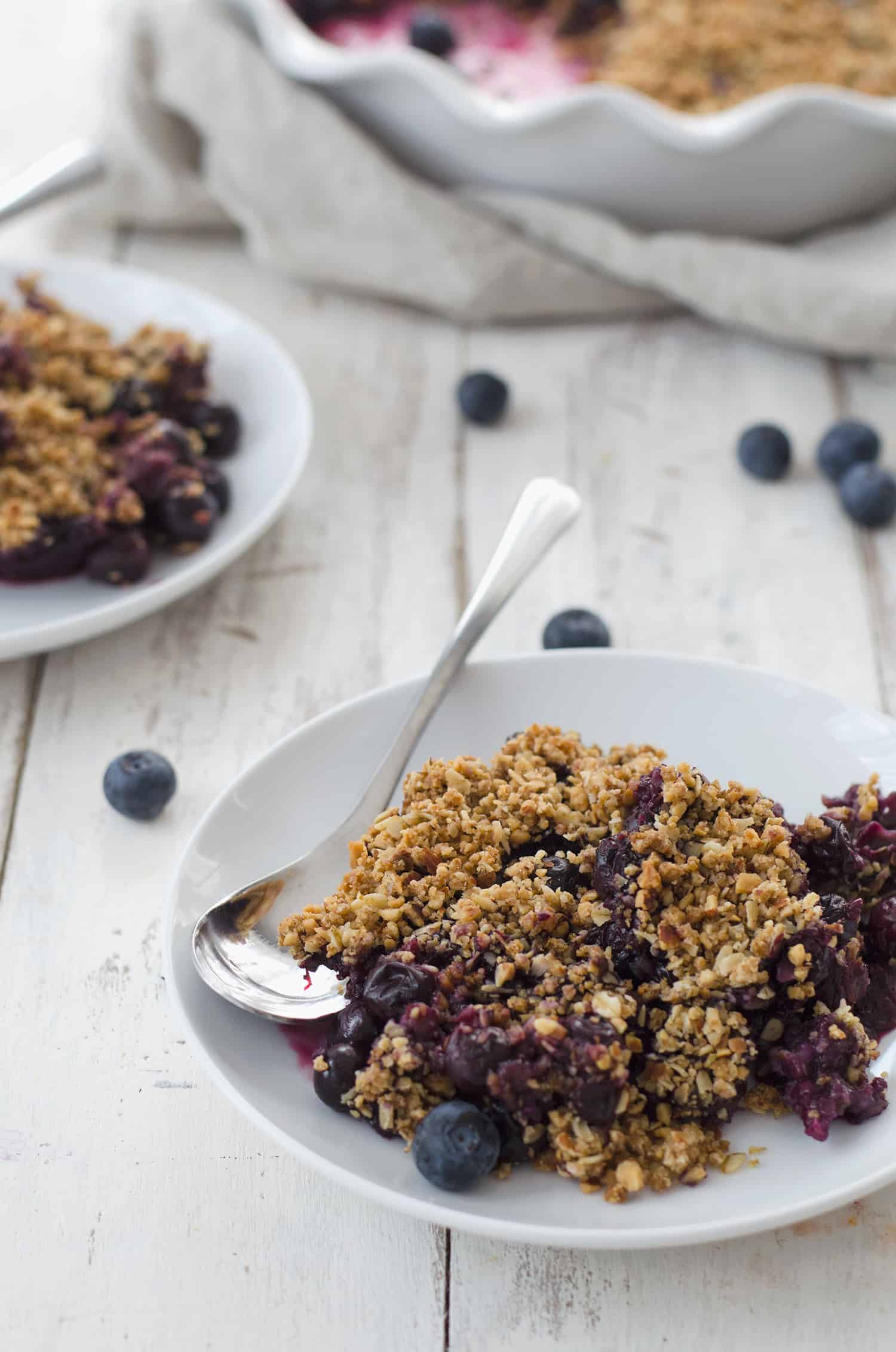 Vegan Blueberry Almond Crisp! Oat And Almond Blueberry Crisp, Perfect For Summer! Easily Gluten-Free. | Www.delishknowledge.com