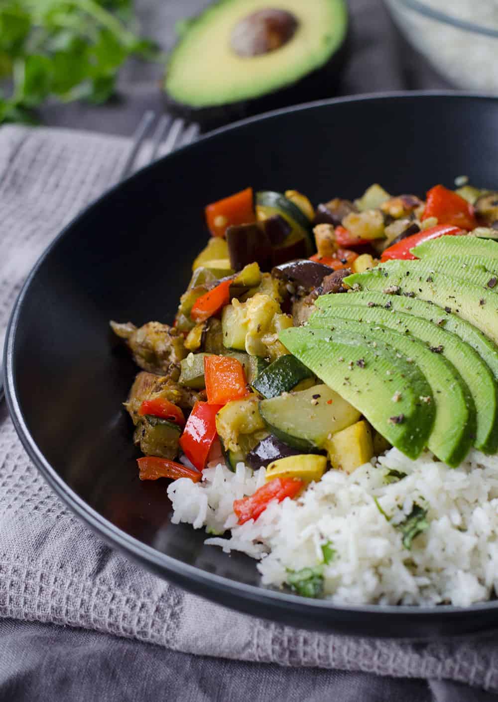 Vegetable Fajita Bowls With Creamy Cilantro Sauce! Roasted Summer Vegetables, Cilantro Rice, Avocado And A Creamy, Dairy-Free Cilantro Sauce. Vegan And Glutenfree | Www.delishknowledge.com