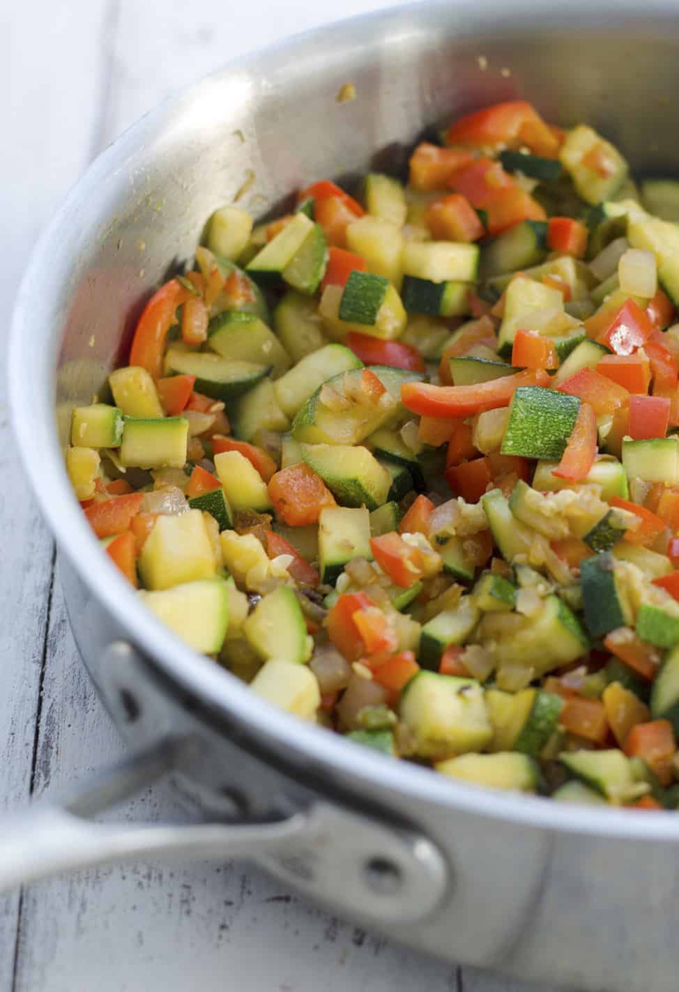 Vegetarian Enchilada Skillet! Packed With Vegetables, Enchilada Sauce And Beans. 30 Minute Dinner, Vegetarian And Gluten-Free. | Ww.delishknowledge.com 