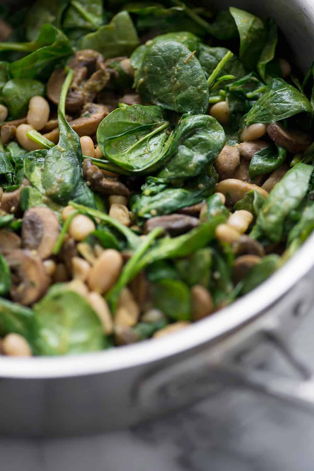 Pieno di spinaci, fagioli e funghi per enchiladas