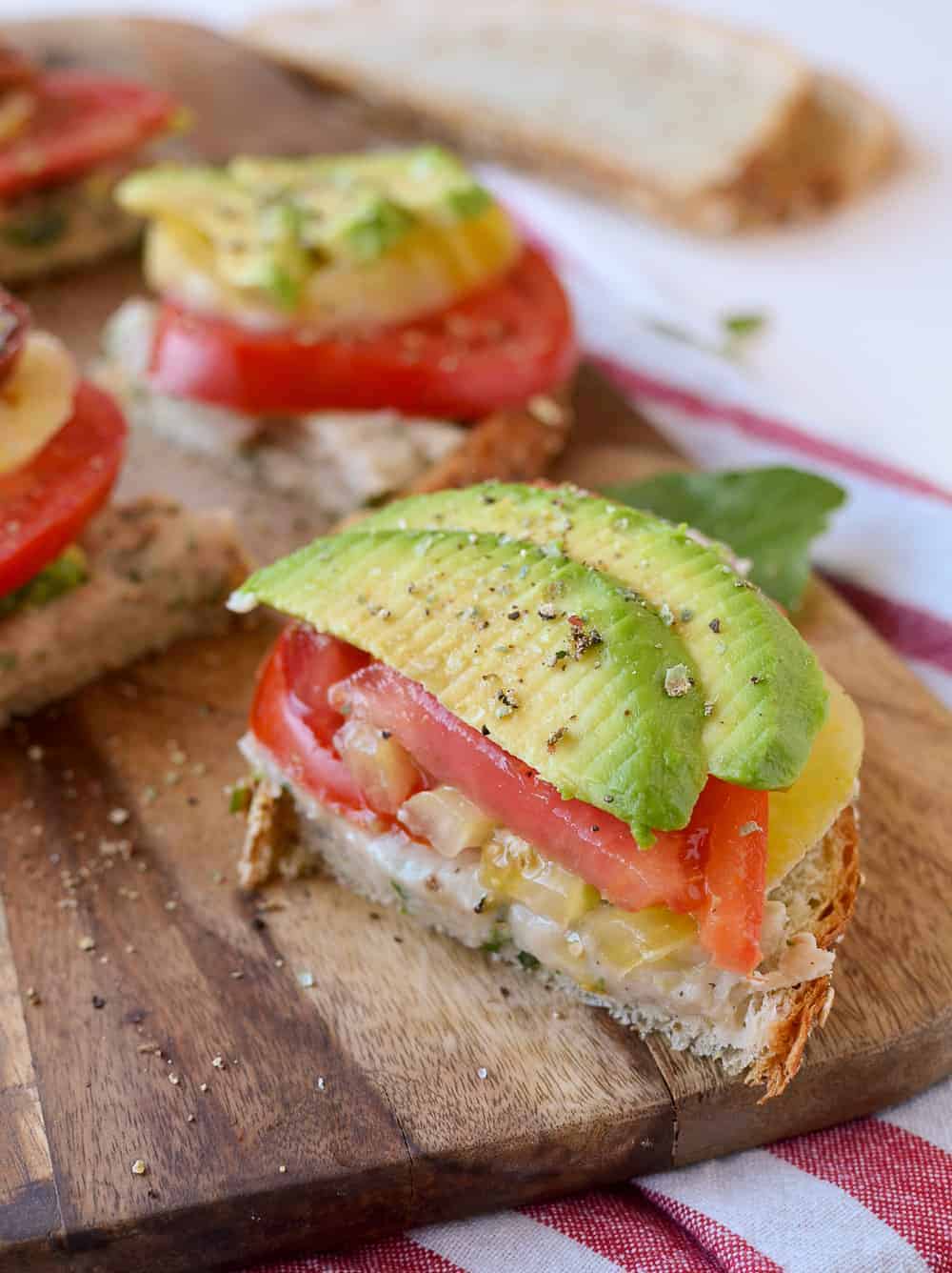 White Bean Tomato Avocado Toasts! These Vegan Toasts Are So Easy- Ready In Less Than 10 Minutes! Perfect High-Protein Lunch Or Dinner. #Summer #Vegan #Vegetarian #Lunch | Www.delishknowledge.com