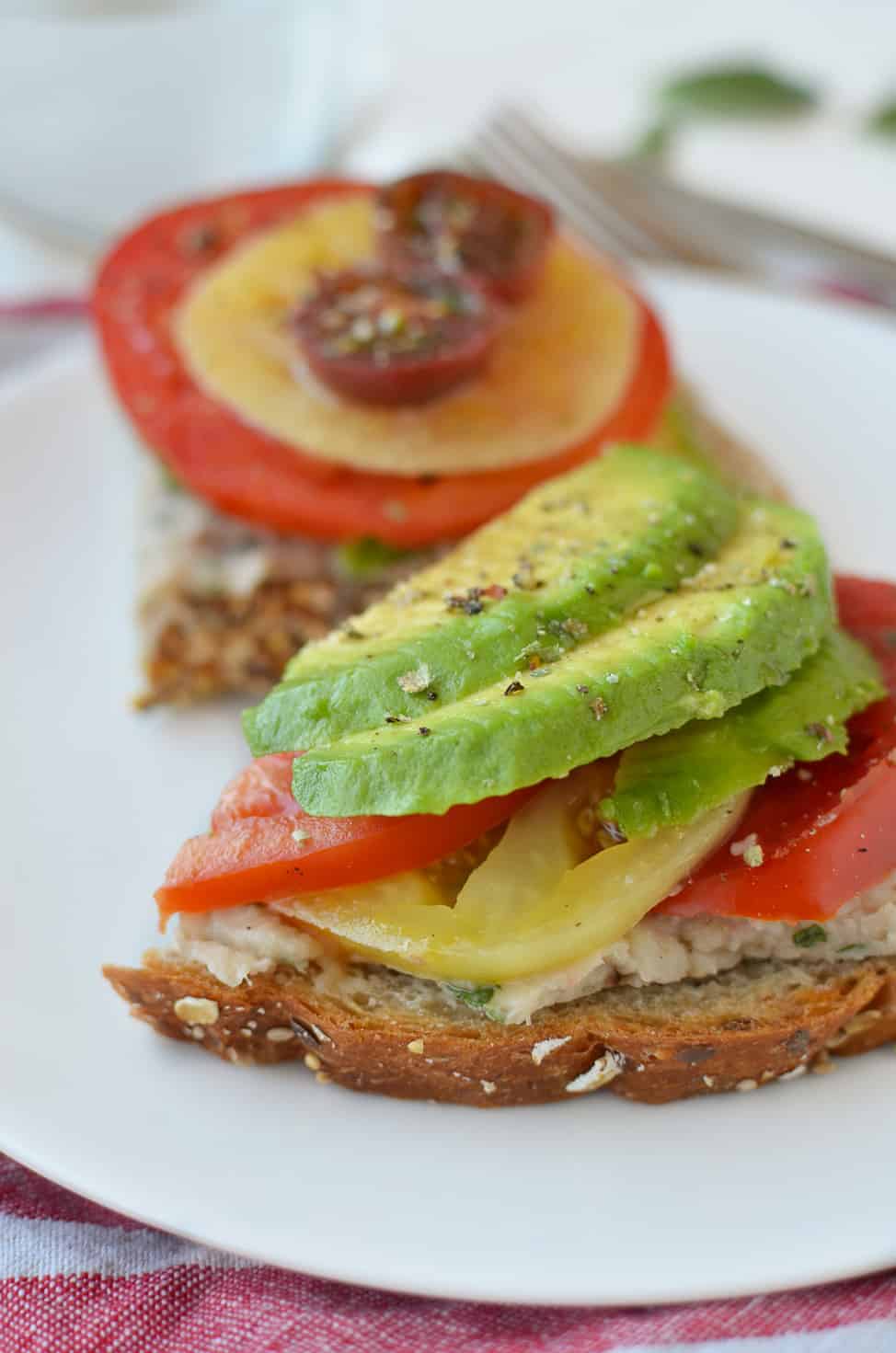 White Bean Tomato Avocado Toasts! These Vegan Toasts Are So Easy- Ready In Less Than 10 Minutes! Perfect High-Protein Lunch Or Dinner. #Summer #Vegan #Vegetarian #Lunch | Www.delishknowledge.com