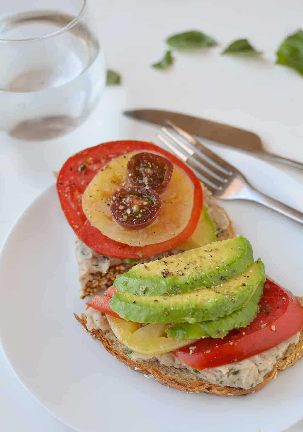 White Bean Tomato Avocado Toasts! These Vegan Toasts Are So Easy- Ready In Less Than 10 Minutes! Perfect High-Protein Lunch Or Dinner. #Summer #Vegan #Vegetarian #Lunch | Www.delishknowledge.com