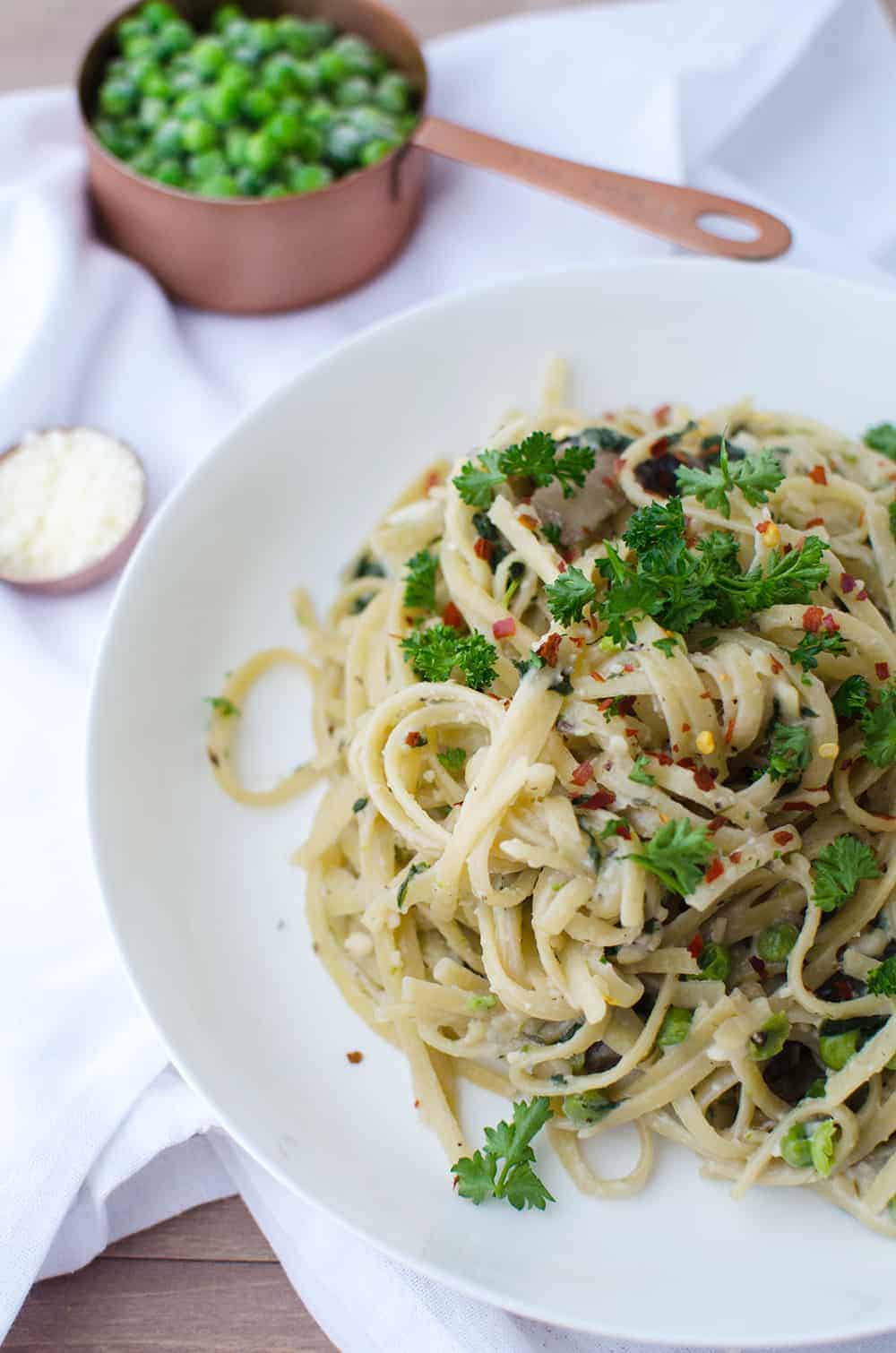 One Pot Vegetable Pasta! Throw Everything In A Pot And You Are Done! Loaded With Vegetables Like Peas, Spinach And Mushrooms. | Www.delishknowledge.com