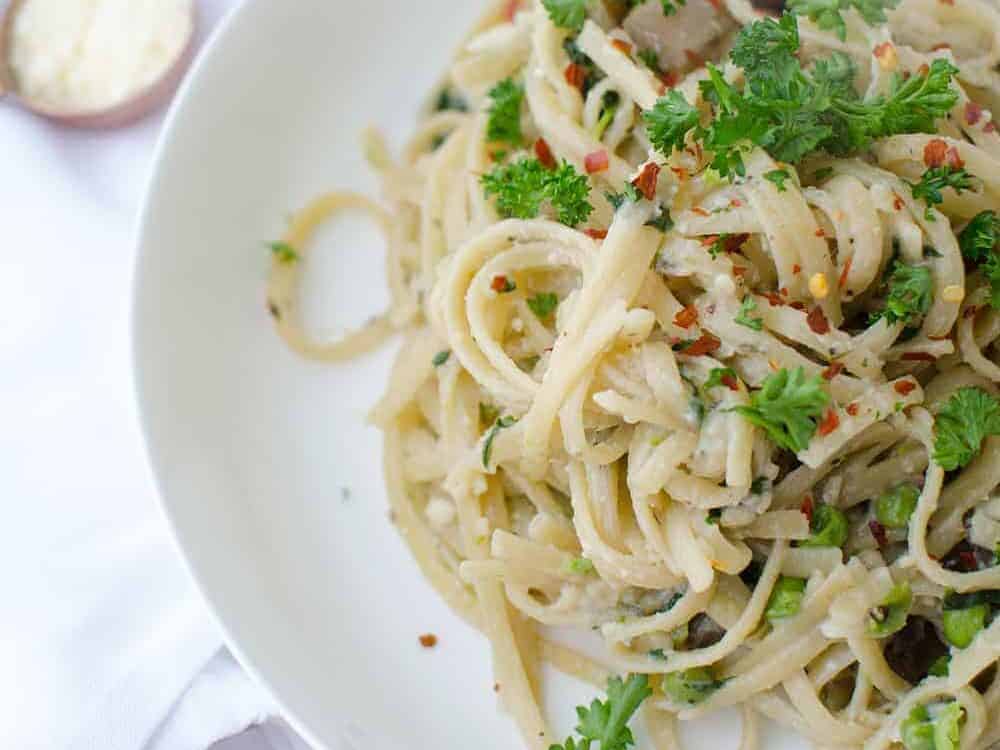 One Pot Vegetable Pasta! Throw everything in a pot and you are done! Loaded with vegetables like peas, spinach and mushrooms. | www.delishknowledge.com