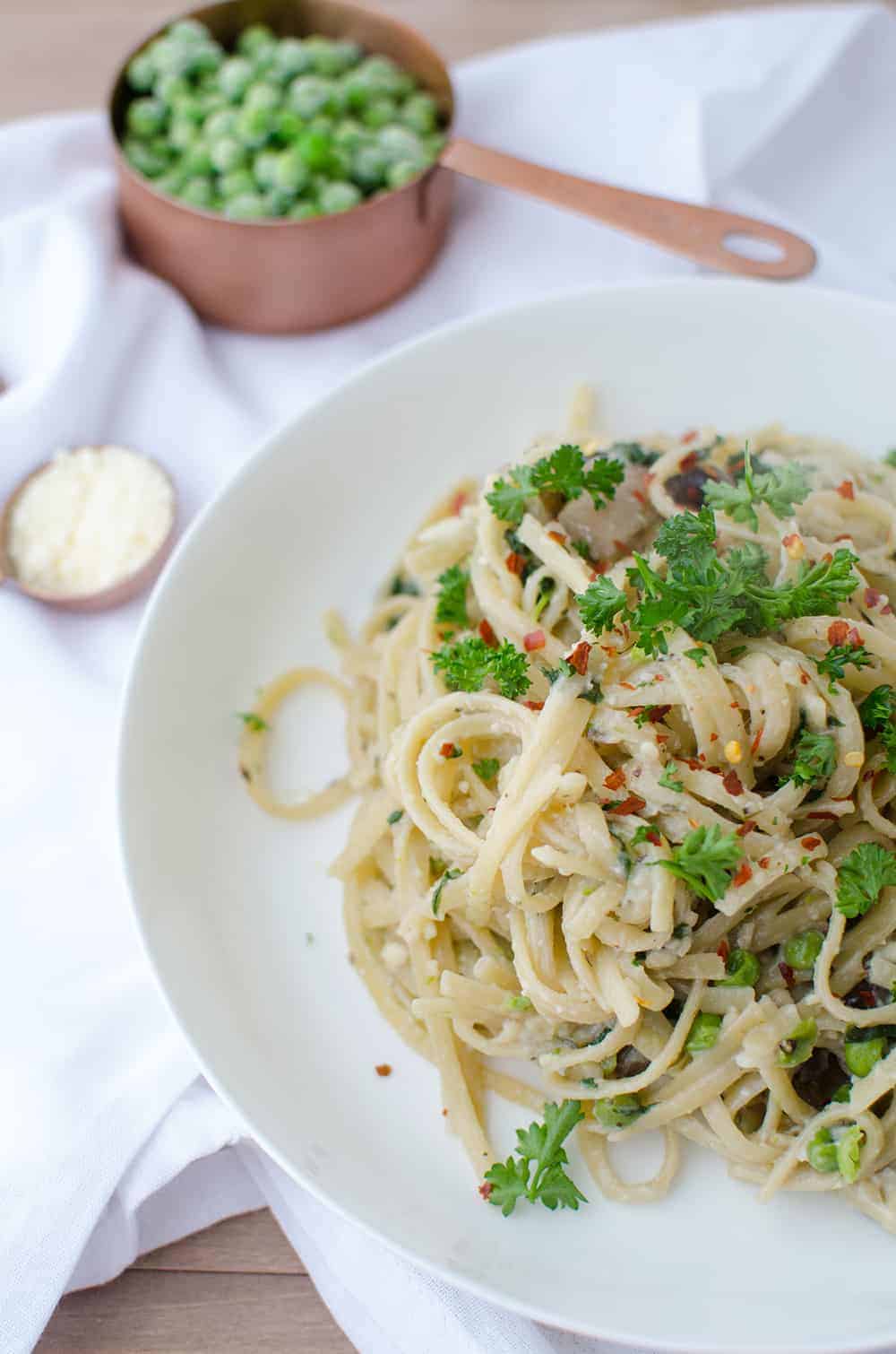 One Pot Vegetable Pasta! Throw Everything In A Pot And You Are Done! Loaded With Vegetables Like Peas, Spinach And Mushrooms. | Www.delishknowledge.com