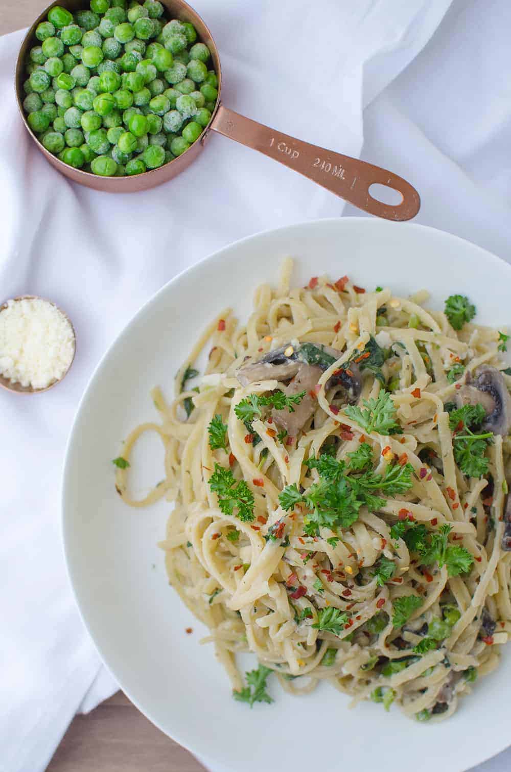 One Pot Vegetable Pasta! Throw Everything In A Pot And You Are Done! Loaded With Vegetables Like Peas, Spinach And Mushrooms. | Www.delishknowledge.com