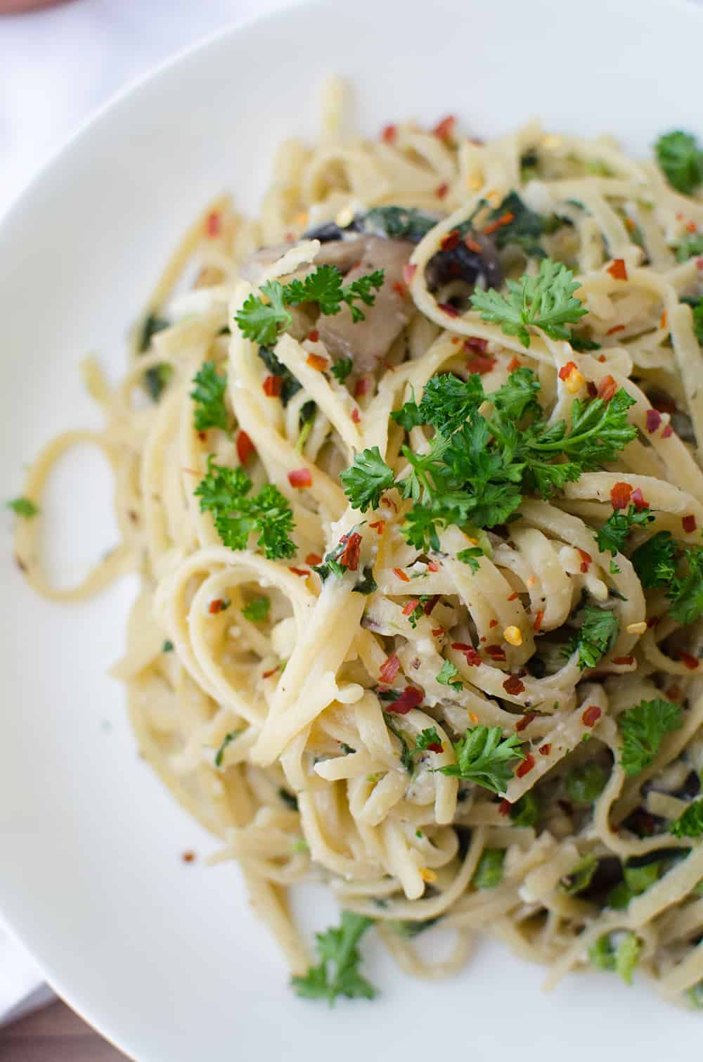 One Pot Vegetable Pasta! Throw Everything In A Pot And You Are Done! Loaded With Vegetables Like Peas, Spinach And Mushrooms. | Www.delishknowledge.com