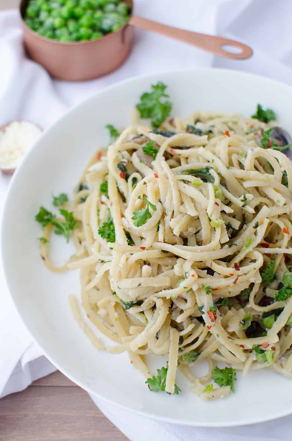 One Pot Vegetable Pasta! Throw Everything In A Pot And You Are Done! Loaded With Vegetables Like Peas, Spinach And Mushrooms. | Www.delishknowledge.com