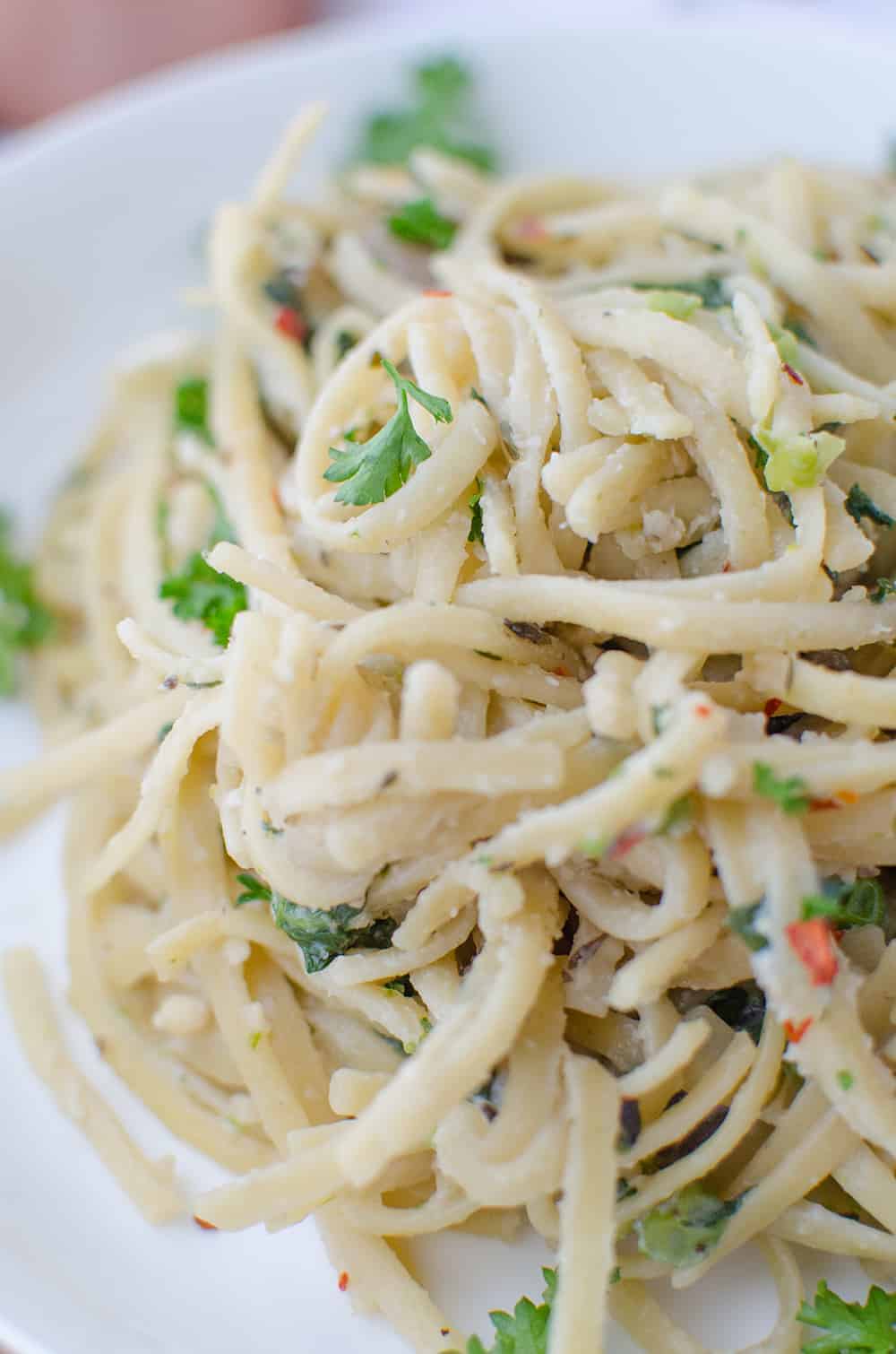 One Pot Vegetable Pasta! Throw Everything In A Pot And You Are Done! Loaded With Vegetables Like Peas, Spinach And Mushrooms. | Www.delishknowledge.com